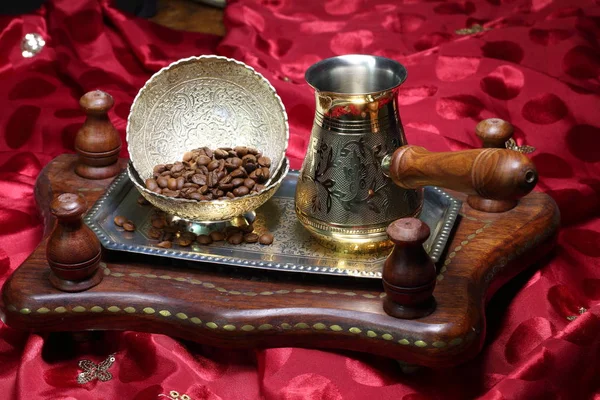 木盘上的咖啡豆和火鸡 — 图库照片
