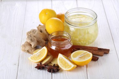 Beyaz arka planda limonlu, zencefilli ve ballı bir hayat