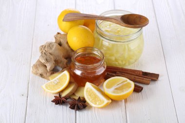 Beyaz arka planda limonlu, zencefilli ve ballı bir hayat