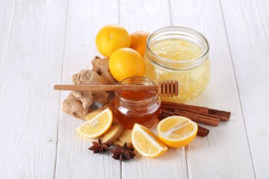 Beyaz arka planda limonlu, zencefilli ve ballı bir hayat