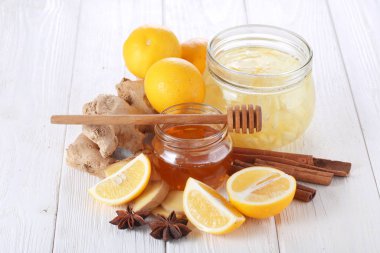 Beyaz arka planda limonlu, zencefilli ve ballı bir hayat