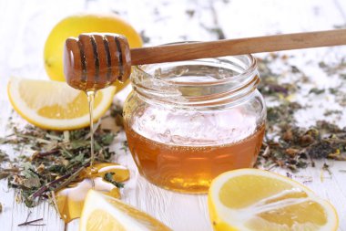 Bal, bir kaşıktan limona akar. Limona damlayan tatlı bal