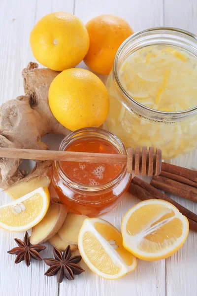 Stilla Livet Med Citron Ingefära Och Honung Vit Bakgrund — Stockfoto