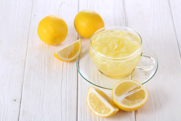 Λεμόνια Και Λεμονόπιτα Λευκό Ξύλινο Τραπέζι Χυμός Λεμονιού Διάφανη Κούπα — Φωτογραφία Αρχείου