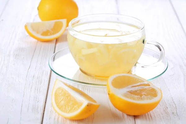 Λεμόνια Και Λεμονόπιτα Λευκό Ξύλινο Τραπέζι Χυμός Λεμονιού Διάφανη Κούπα — Φωτογραφία Αρχείου