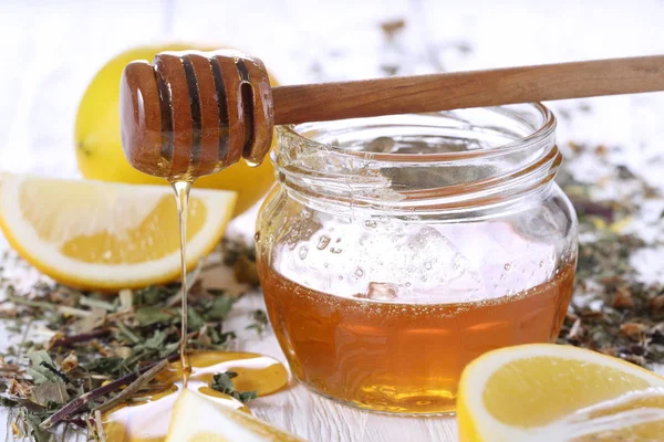 白い木製のテーブルの上にレモンと蜂蜜 — ストック写真