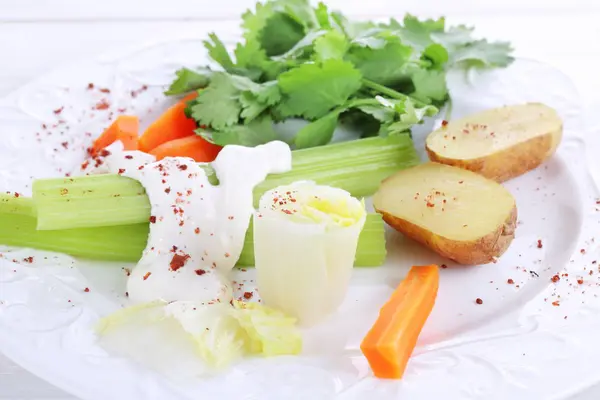 Verduras Con Salsa Blanca Huevo Cocido Plato —  Fotos de Stock