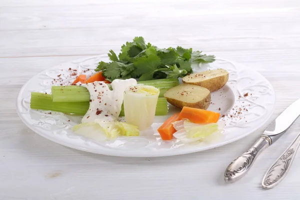 Овощи Белым Соусом Вареным Яйцом Тарелке — стоковое фото