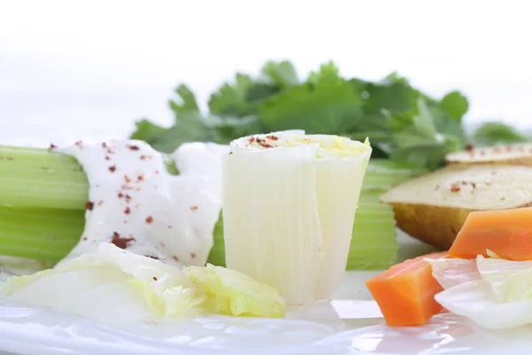 Тушеные Овощи Белым Сметаным Соусом Белой Тарелке — стоковое фото
