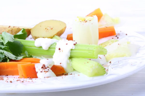 Verduras Con Salsa Blanca Huevo Cocido Plato —  Fotos de Stock