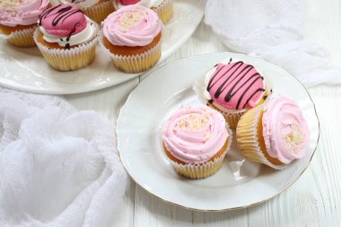 Kekler tabakta. kremalı kek.