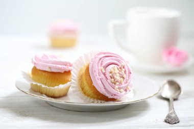 Beyaz arka planda kremalı kekler.