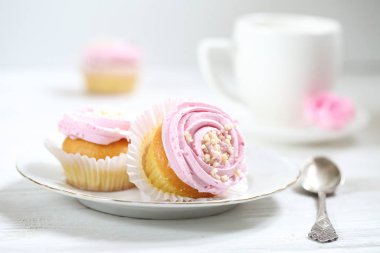 Kekler tabakta. Yoğurt Kremalı Kekler