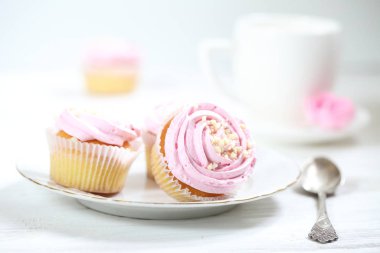 Kekler tabakta. Yoğurt Kremalı Kekler