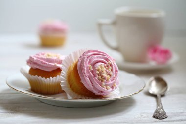 Beyaz arka planda kahve olan yoğurtlu kekler.