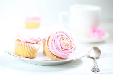 Beyaz arka planda kahve olan yoğurtlu kekler.