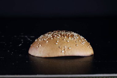 Hamburger susamlı çörek. Üst yarısı hamburger ekmeği..