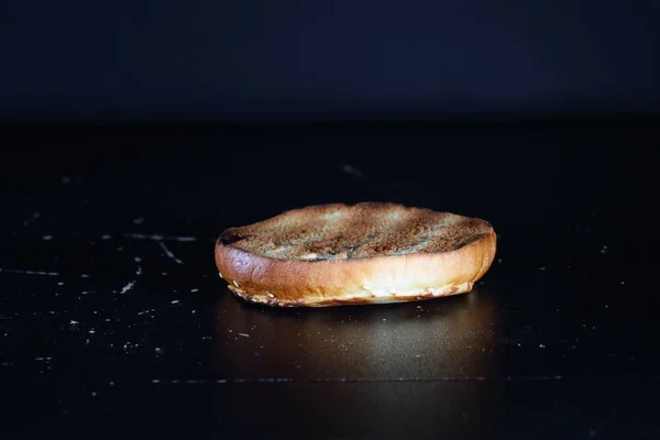 Roti Burger Panggang Dengan Latar Belakang Hitam — Stok Foto