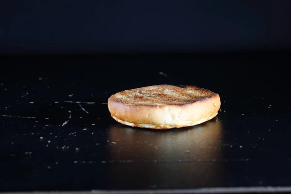 Roti Burger Dengan Latar Belakang Hitam Setengah Roti Burger Bawah — Stok Foto