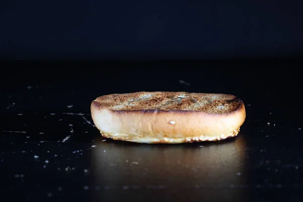 Hamburger Bun Dengan Latar Belakang Hitam Setengah Roti Burger Bawah — Stok Foto