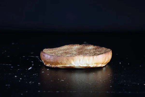 Toast Burger Bułka Czarnym Tle — Zdjęcie stockowe