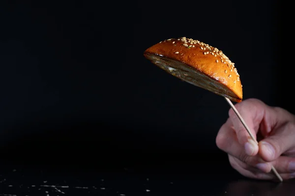 Pieczona Bułka Nasionami Sezamu Burgera Czarnym Tle — Zdjęcie stockowe