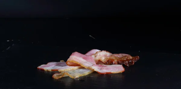 Bacon Fatiado Fundo Preto Bacon Para Hambúrguer — Fotografia de Stock