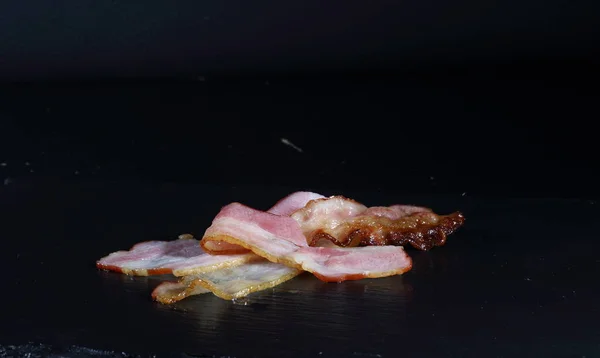 Tocino Sobre Fondo Negro Tocino Rodajas — Foto de Stock