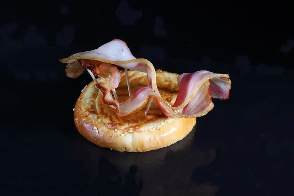 Bacon Grelhado Num Pão Hambúrguer Econ Fundo Preto — Fotografia de Stock