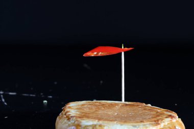 Susamlı çöreğin üzerinde kırmızı biber.
