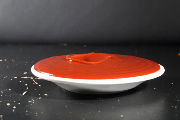 Ketchup Plato Blanco Sobre Fondo Negro — Foto de Stock