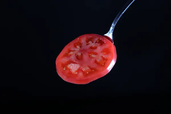 Tomaat Een Vork Een Zwarte Achtergrond Tomatenschijfje — Stockfoto