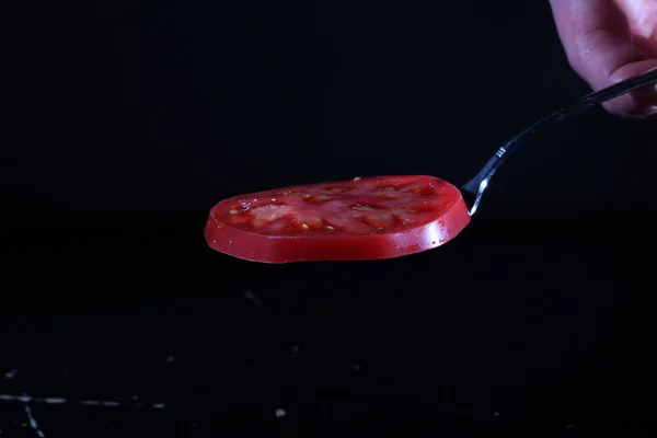Tomaat Een Vork Een Zwarte Achtergrond Tomatenschijfje — Stockfoto