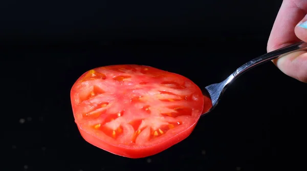 黒を背景にトマト トマトのマグカップ — ストック写真