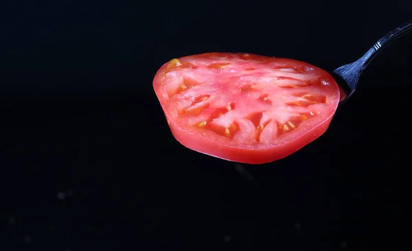 Hamburguesa Tomate Tenedor Sobre Fondo Negro —  Fotos de Stock