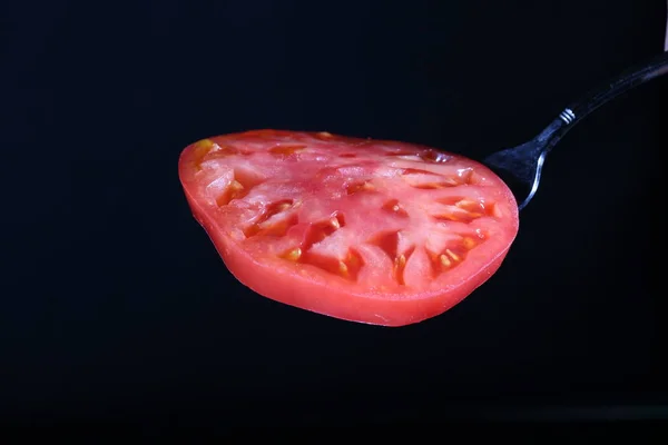 Hamburguesa Tomate Sobre Fondo Negro — Foto de Stock