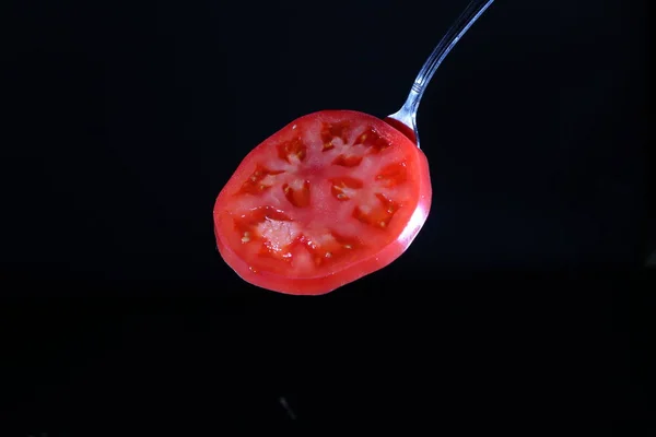 Hamburguesa Tomate Sobre Fondo Negro — Foto de Stock