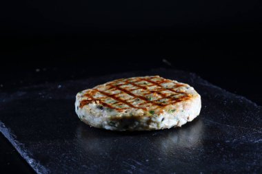 Burger pirzolası. Ördek etlerinden ızgara pirzola.