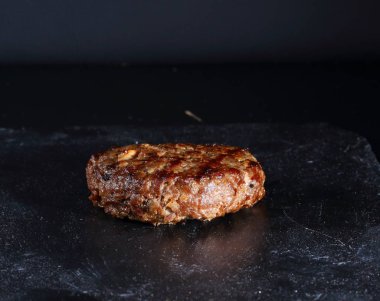 Siyah arka planda ızgara sığır pirzolası.