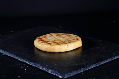 Burger balık köftesi. Izgara somon pirzolası.