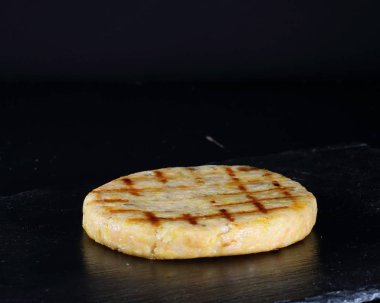 Siyah arka planda somon balığı keki