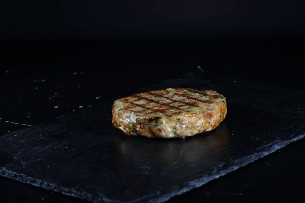 Chuleta Parrilla Sobre Fondo Negro Chuleta Hamburguesa Chuleta Carne Pavo — Foto de Stock