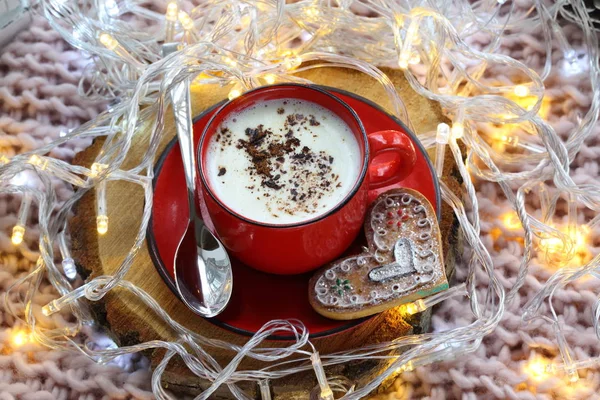 Cappuccino Com Leite Copo Vermelho Pão Gengibre — Fotografia de Stock