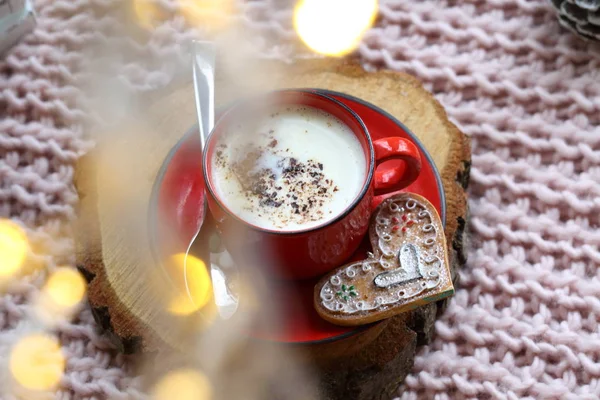 Cappuccino Uma Xícara Vermelha Com Chocolate Biscoitos Lenço Malha — Fotografia de Stock