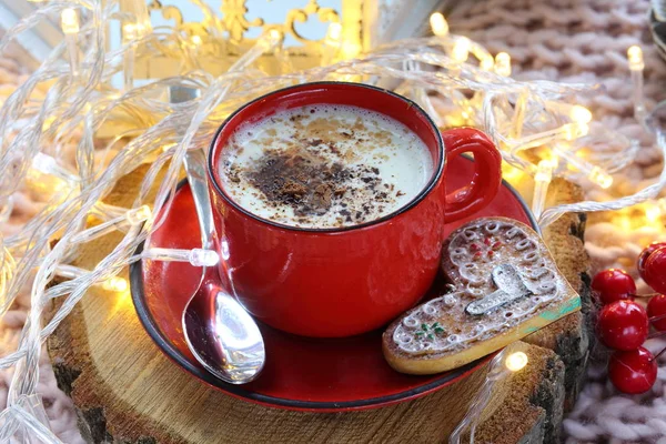 Cappuccino Una Taza Roja Con Galletas Espuma Chocolate Jengibre —  Fotos de Stock