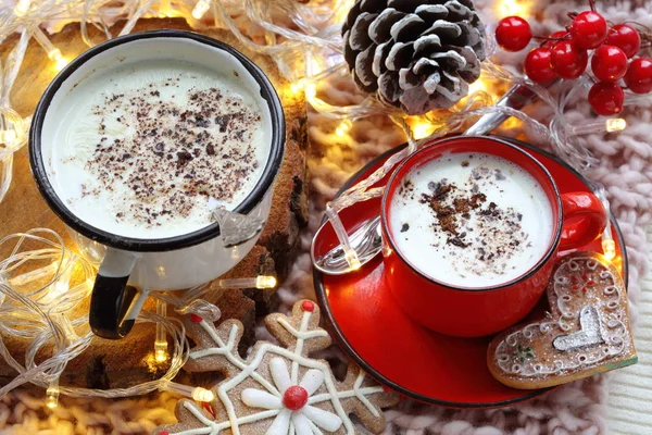 Zwei Tassen Kaffee Und Weihnachtsdekoration — Stockfoto