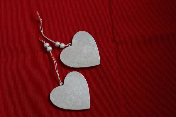 Δύο Διακοσμητικά Στολίδια Σχήμα Καρδιάς Κόκκινο Φόντο — Φωτογραφία Αρχείου