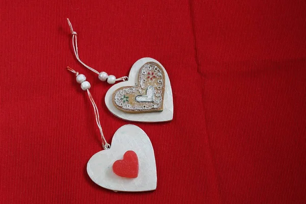 Dois Ornamentos Decorativos Forma Corações Fundo Vermelho — Fotografia de Stock