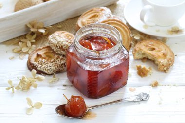 Beyaz ahşap arka planda elma reçelli kurabiyeler