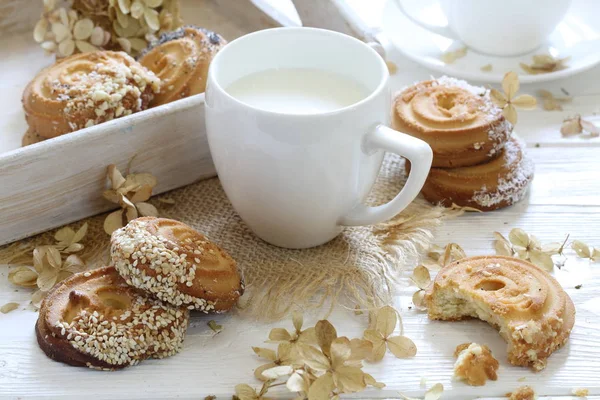 Stillleben Mit Keksen Und Milch Auf Weißem Hintergrund — Stockfoto
